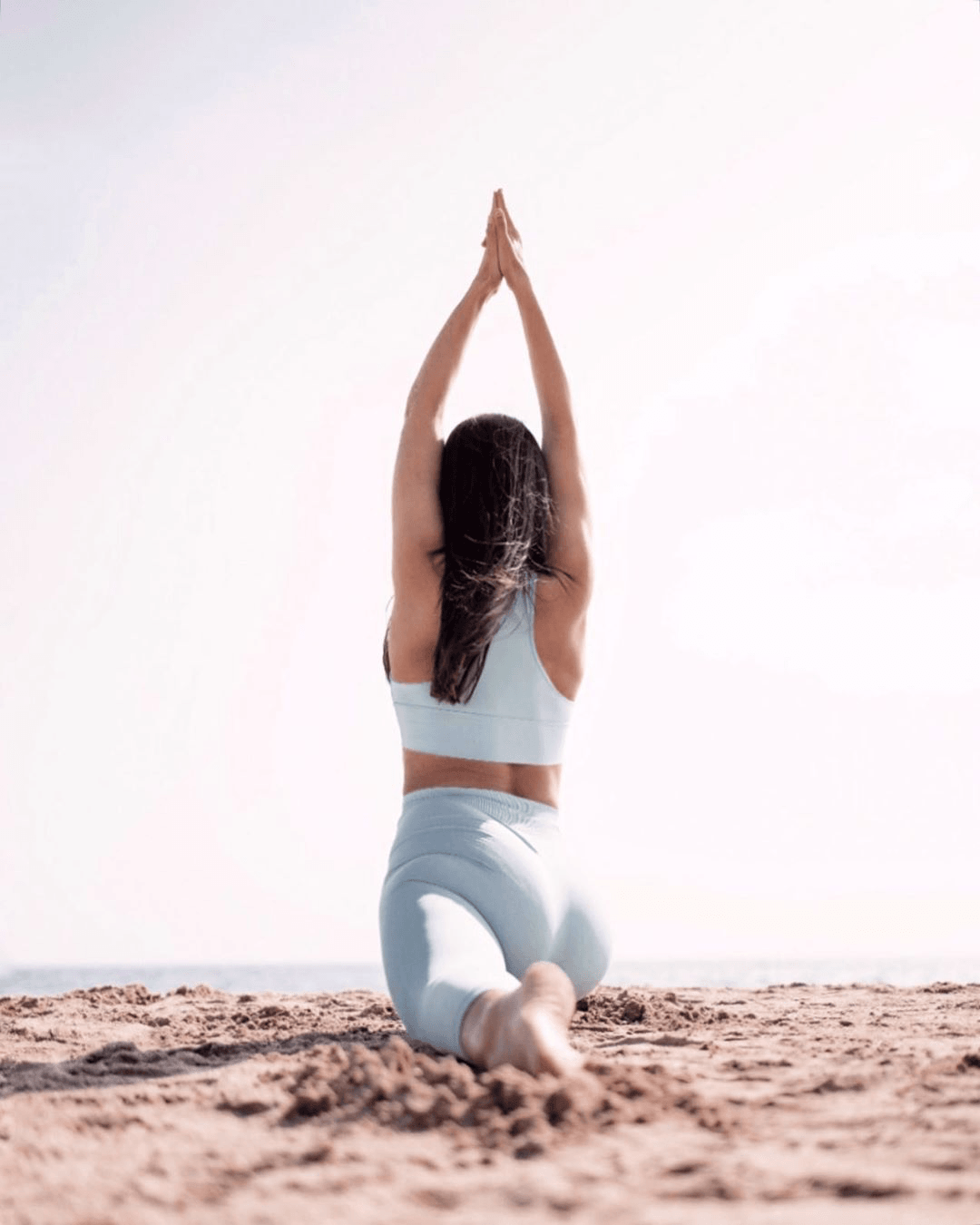 Andrea The Yoga Fruit hace vinyasa yoga en la playa. Ropa de Anaissa Yoga. Cosmética textil