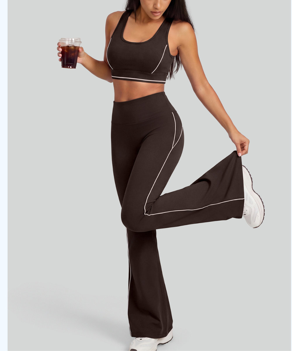 Ensemble Monaco composé d'un haut de sport et d'un legging évasé avec poche.