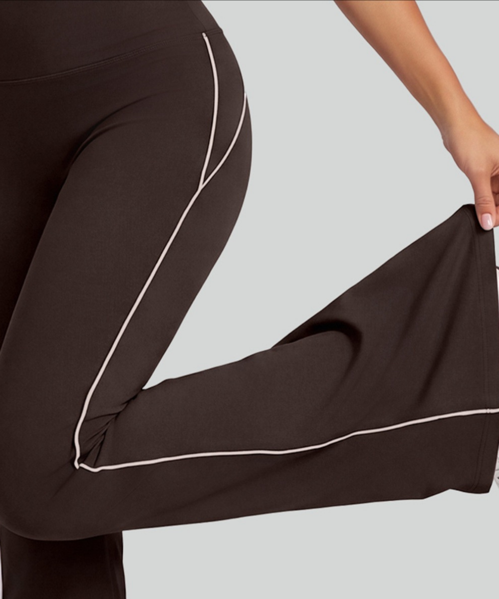 Ensemble Monaco composé d'un haut de sport et d'un legging évasé avec poche.