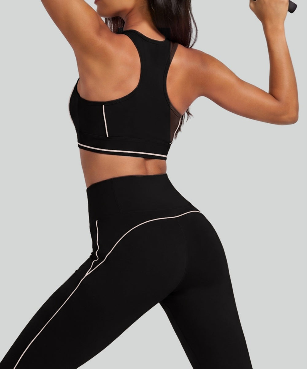 Ensemble Monaco composé d'un haut de sport et d'un legging évasé avec poche.