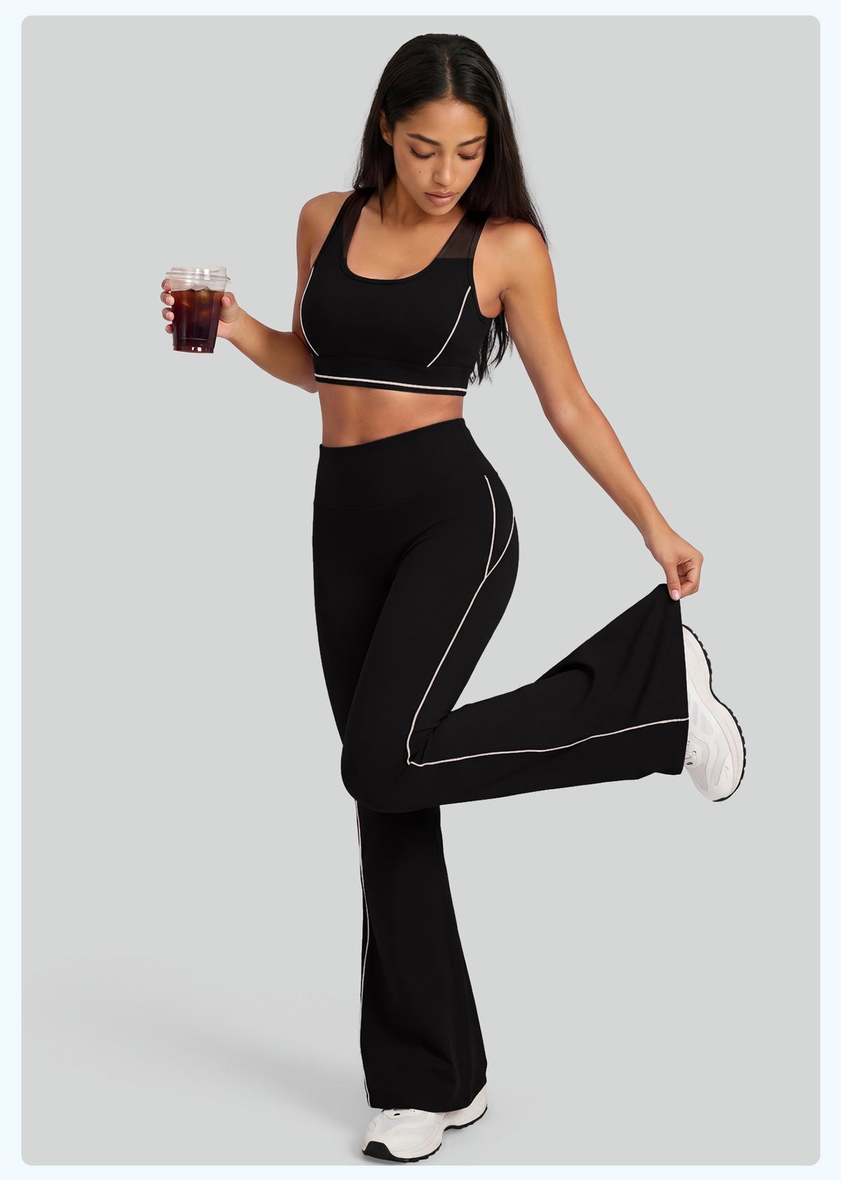 Ensemble Monaco composé d'un haut de sport et d'un legging évasé avec poche.