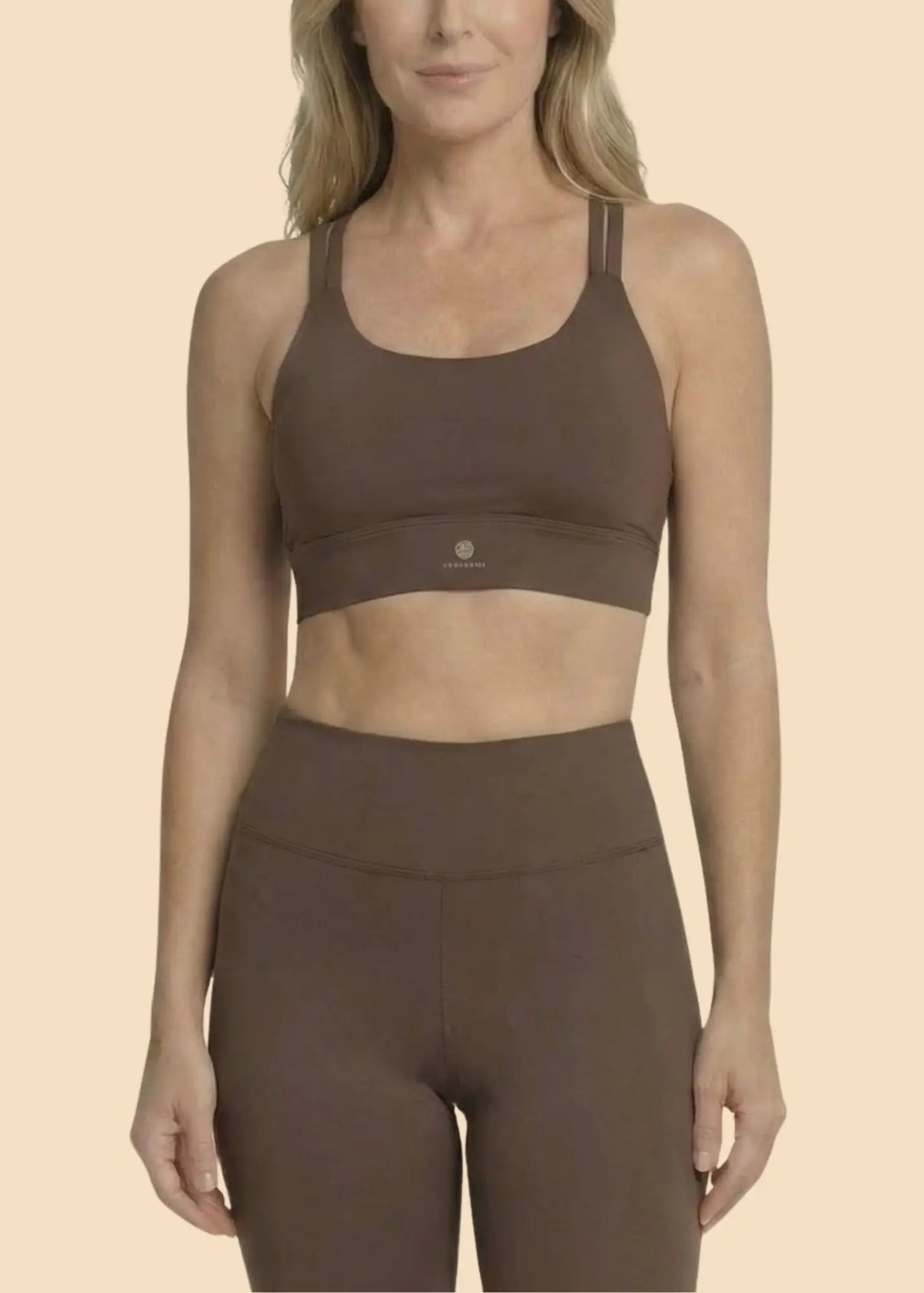 Ensemble Monaco composé d'un haut de sport et d'un legging évasé avec poche.