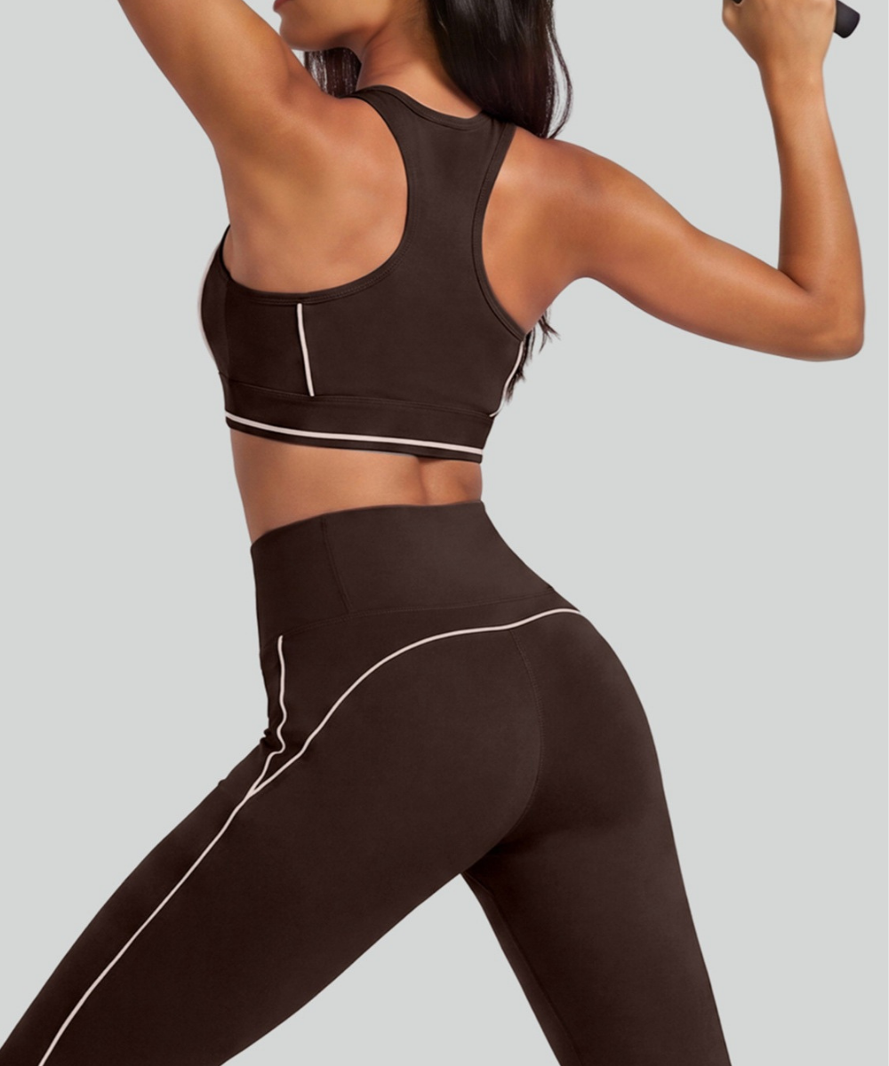 Ensemble Monaco composé d'un haut de sport et d'un legging évasé avec poche.
