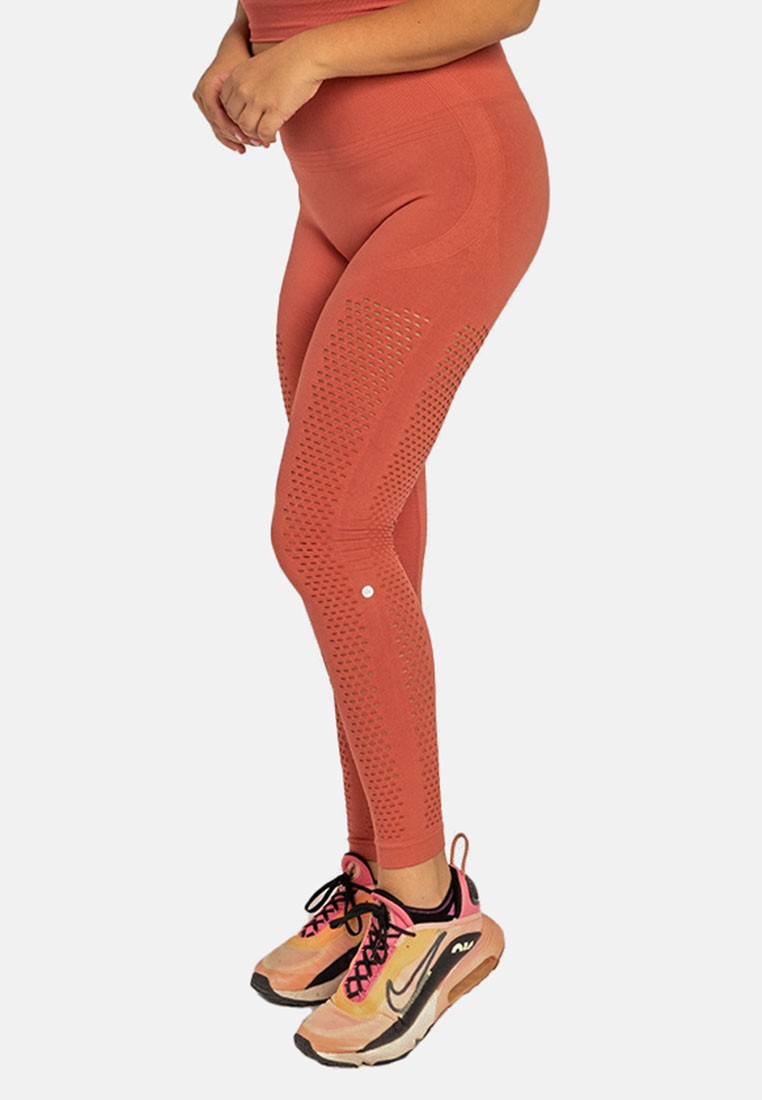 Legging deportivo, Naya