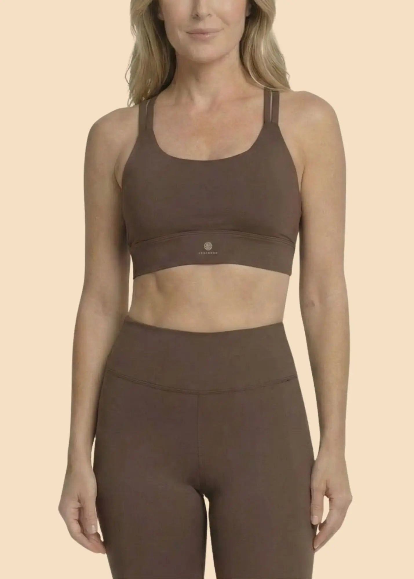 Ensemble Monaco composé d'un haut de sport et d'un legging évasé avec poche.