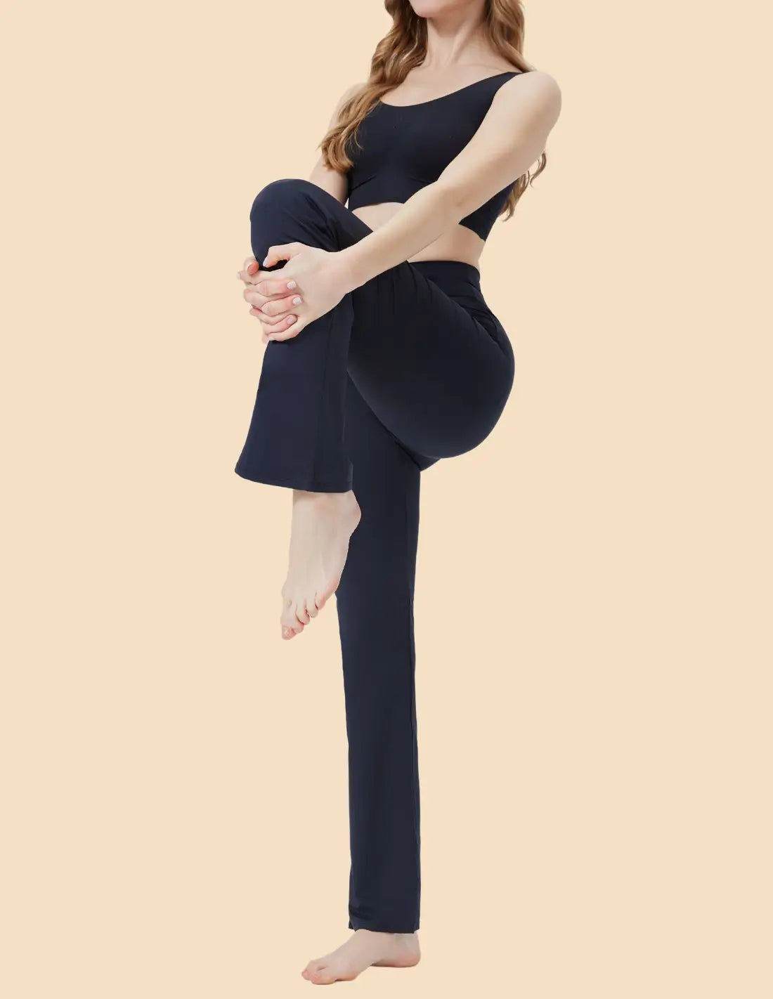 Ensemble Monaco composé d'un haut de sport et d'un legging évasé avec poche.