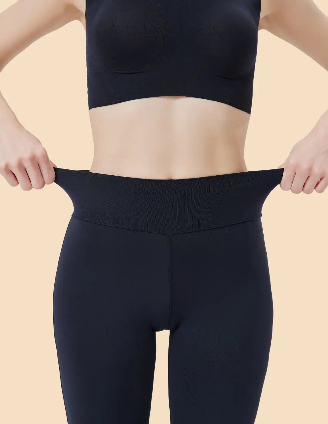 Ensemble Monaco composé d'un haut de sport et d'un legging évasé avec poche.